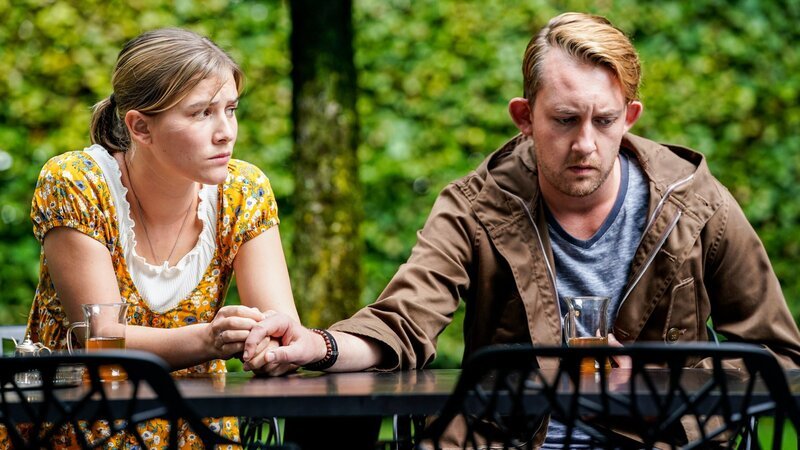 Die geistig behinderte Vanessa Meurer (Lea Freund) soll nach Flensburg in eine betreute Wohneinrichtung geschickt werden, weit weg von ihrem ebenfalls geistig eingeschränkten Freund Tim Wagner (Philipp Basener). So hatte das zumindest Vanessas Vater vorgesehen. Doch dann wird er erschlagen aufgefunden. Ob das junge Paar etwas mit dem Mord zu tun hat? – Bild: ZDF