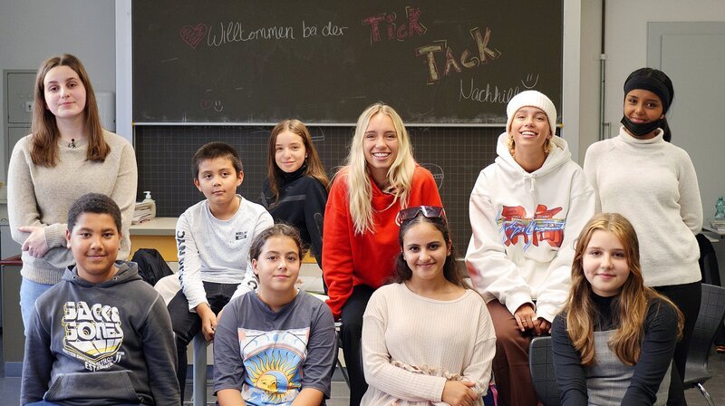 Zurück ins Klassenzimmer. Lisa und Lena geben ihr Wissen beim Chancenwerk e.V. weiter. – Bild: SWR/​tivision