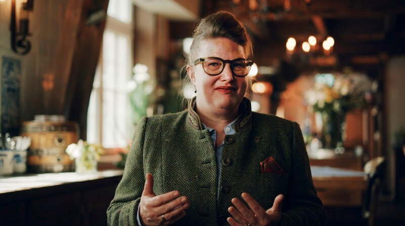 Thea Ungermann leitet die Schumacher Brauerei in sechster Generation, die seit 2019 das Stadion mit Altbier versorgt. – Bild: WDR/​eitelsonnenschein GmbH
