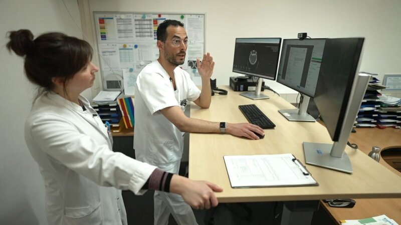 Fachärzte aus München werten radiologische Bilder eines Schlaganfallpatienten aus. – Bild: RTL /​ BurdaStudios /​ Wenn jede Minute zählt – wie fliegende Ärzte bei Schlaganfall helfen