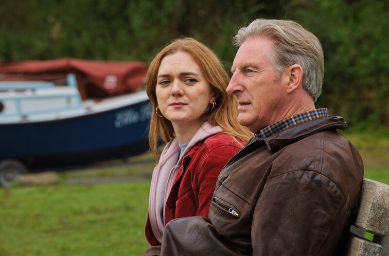 Tasha Walker (Chloe Harris, li.), Alex Ridley (Adrian Dunbar, re.) – Bild: WDR/​West Road Pictures/​All3Media International