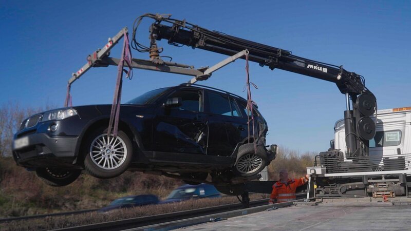 A car is being towed – Bild: Warner Bros. Discovery /​ Philipp Küpper