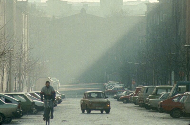 Ein Trabi in Prenzlauer Berg, 1990. – Bild: rbb/​Landesarchiv Berlin/​arte