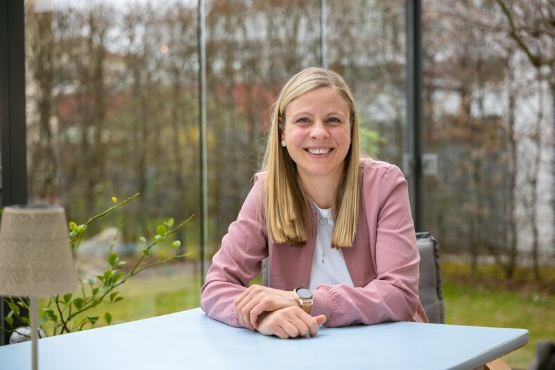 Barbara im Porträt in ihrem Wintergarten. – Bild: Max Beck /​ BR