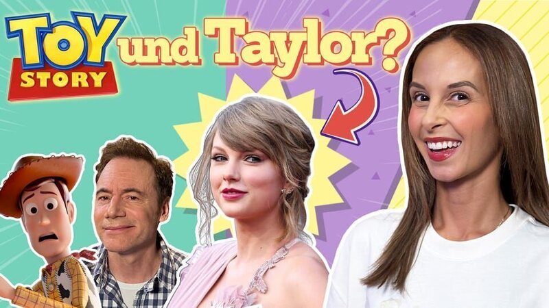 Taylor Swift singt das Titellied im Film „Toy Story 5“ und Bully spricht Woody. Von links nach rechts: Woody, Michael Bully Herbig, Taylor Swift und Soraya. – Bild: KiKA/​Disney/​Pixar/​Imago