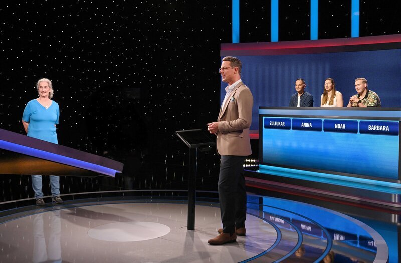 Moderator Alexander Bommes (M.) mit den Kandidat:innen: Barbara Zwicker (l.), Zulfukar Tosun (3.v.r.), Anina Schacht (2.v.r.) und Noah Schoof (r.). – Bild: ARD/​Uwe Ernst