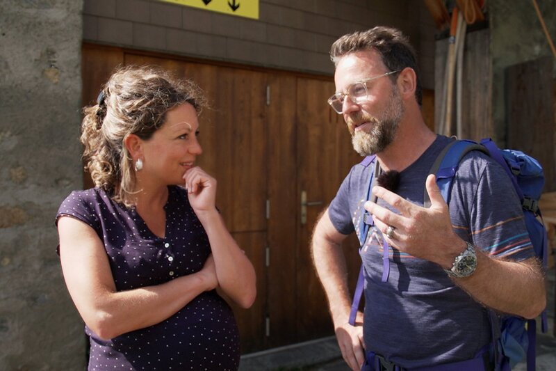 SRF bi de Lüt – Hüttengeschichten Spezial Nik Hartmann (r.) und Simone Keller vor der Motterascio Hütte 2019 – Bild: SRF