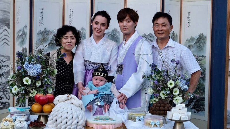 Deavan, Jihoon, and their family celebrate their baby’s 100th Day. – Bild: Discovery Communications, LLC