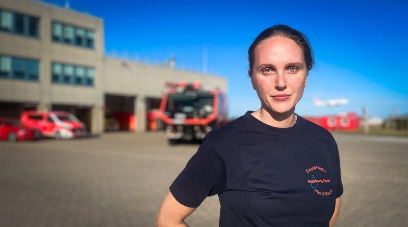 „Wir haben hier alles: Gebäudebrandbekämpfung, Rettungsdienst, Flugzeugbrandbekämpfung“. – Bild: Katharina Ricard/​NDR