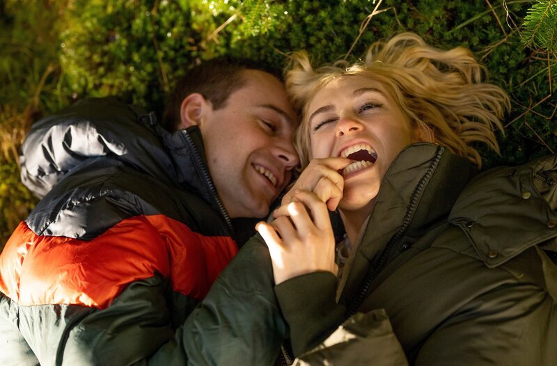 Alice (r., Lia von Blarer) und Jan (l., Leonard Scheicher) genießen Zweisamkeit im Wald. – Bild: WDR/​Martin Rottenkolber