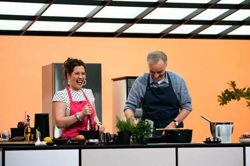 Jan Böhmermann (r.) mit Frau Gretel (l.) in der Sendung „Böhmi brutzelt“ – Bild: ZDF