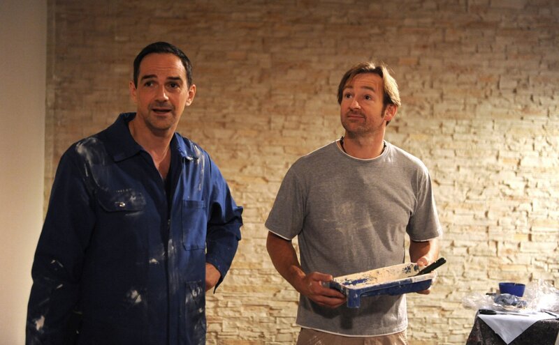 In Gregor findet Mike einen motivierten Helfer. Von links: Mike Preissinger (Harry Blank) und Gregor Brunner (Holger M. Wilhelm). – Bild: BR/​Marco Orlando Pichler
