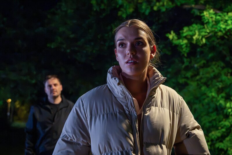 Eine junge Frau in der Gewalt eines Sexualstraftäters. Der Fremde hatte zuvor sein Opfer im Park verfolgt. – Bild: ZDF und SASKIA_PAVEK