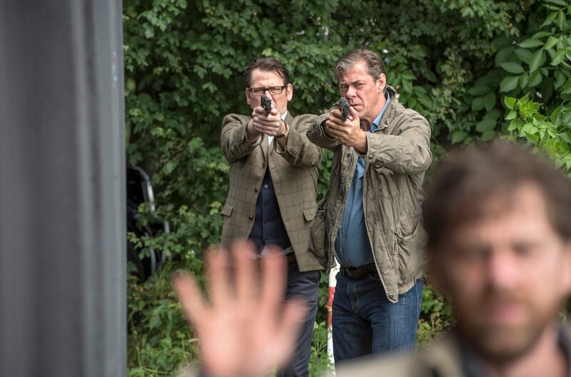 Lars (Ingo Naujoks, l.) und Finn (Sven Martinek, M.) stellen den flüchtigen Olaf (Andreas Nickl, r.). Aber ist der wirklich ein Mörder? – Bild: ARD/​Gordon Timpen