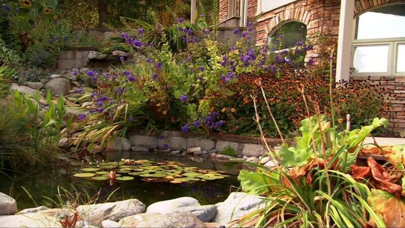 Die frischgebackenen Eltern Kellen und Sonja Upholt hoffen, ein Stück alpines Paradies in Coeur d’Alene, Idaho, erwerben zu können. Der Ort liegt an einem schönen See und ist von eindrucksvollen Bergen umrahmt. Hier sollen ihr Erstgeborener, Baby Brecken, wie auch geplante weitere Kinder inmitten unberührter Natur aufwachsen. – Bild: HGTV /​ Tanja Bachetzky