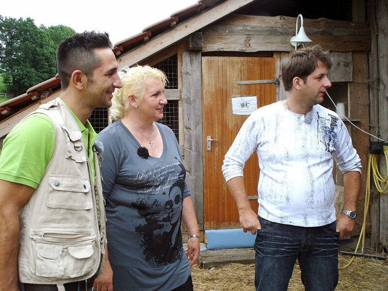 Auf dem Reiterhof von Angie und Stefan und ihrer Großfamilie in dem beschaulich niederbayerischen Dorf ist eigentlich immer etwas los. Doch schon bald könnte die scheinbare Idylle zu Ende sein. Die Familie kann die Pacht des Hofes nicht mehr bezahlen und plant bereits ihren Auszug aus dem tierischen Paradies … – Bild: RTL II