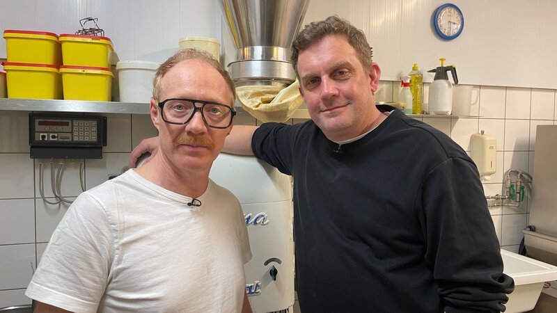 Von links: Simon Schwarz und Sebastian Bezzel in der Backstube. – Bild: BR/​Film Five GmbH/​Matthias Schrauff