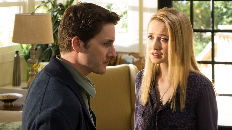 Jesse Moss als Ian Rendall, Emily Tennant als Cecilia Rendall – Bild: AXN White
