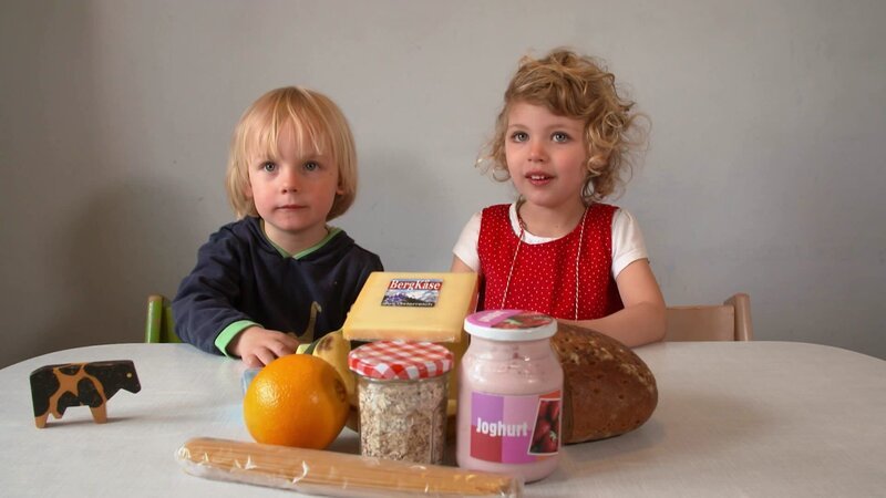 Was eigentlich alles aus Milch gemacht ist, finden Lou und Wilhelm heraus. – Bild: WDR/​Die Sendung mit dem Elefanten