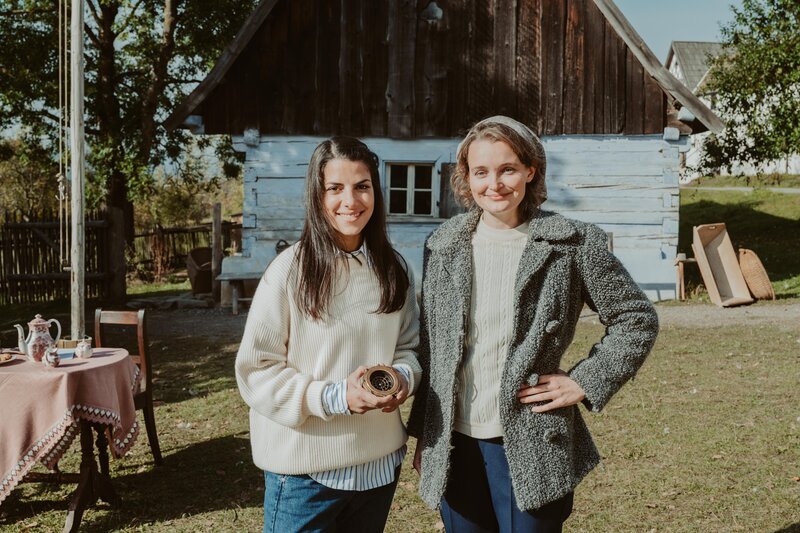 Clarissa und Astrid (Birte Schnöink) – Bild: KiKA/​Sabine Finger