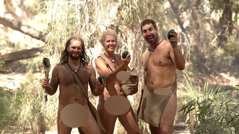 Darrin, Matt and Trish hold up their won eggs in celebration. – Bild: Warner Bros. Discovery