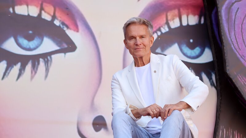 Moderator Alfons Haider auf der Bühne von „Ein Käfig voller Narren“ auf der Seebühne Mörbisch. – Bild: ORF/​Landesstudio Burgenland/​Markus Fuchs