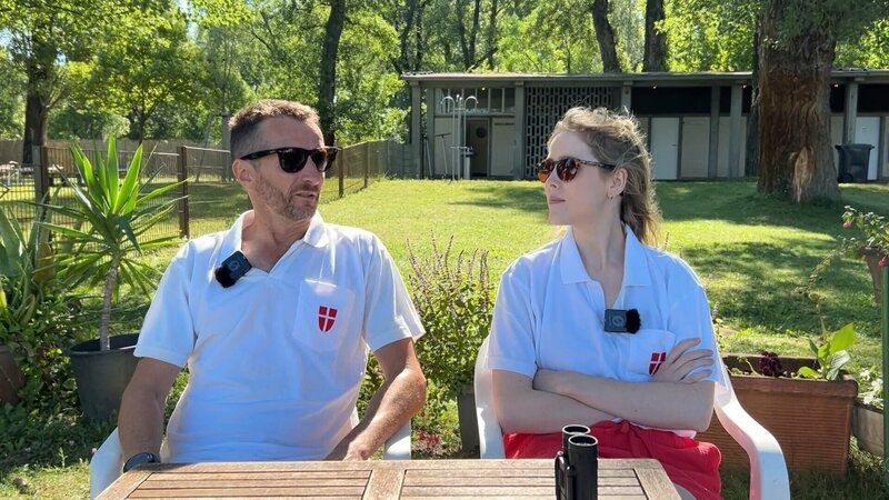 Lena und Bademeister Dierk halten Ausschau nach den Badegästen. – Bild: ORF