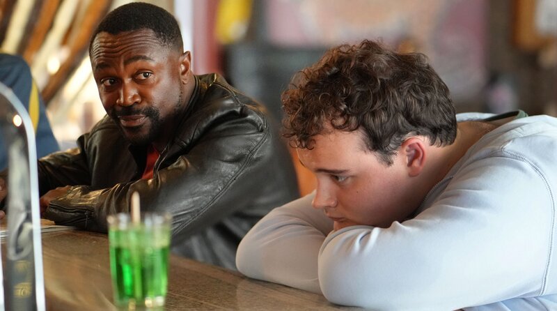 Dicke Luft zwischen Didier Bousquet (Otis Ngoi) und Mikaël „Milk“ Soulignac (Quentin Laclotte Parmentier). – Bild: ARD Degeto Film/​France Télévisions/​Quad Drama/​Christophe Brachet
