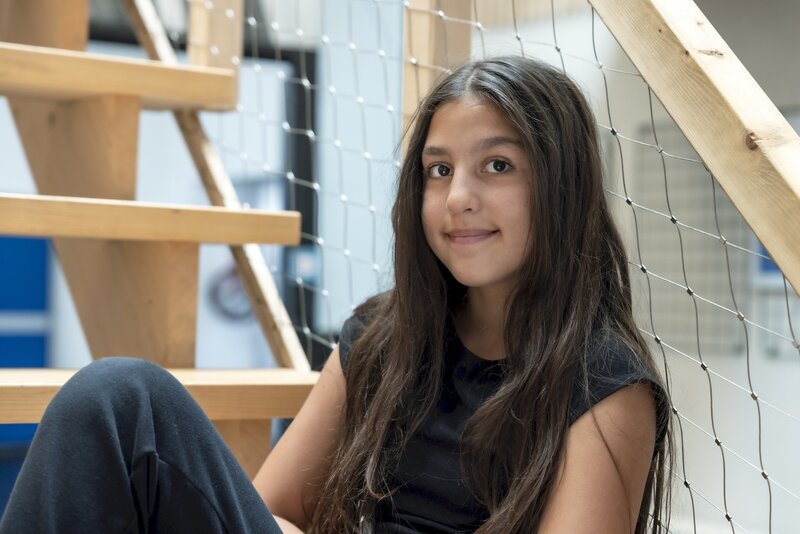 Ela (12) liebt es zu turnen und möchte unbedingt einen Salto schaffen. – Bild: ZDF/​Tomáš Uhlík