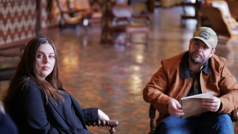 Jack Osbourne and Katrina Weidman reviewing their case file inside the Hotel Paisano in Marfa, Texas – Bild: Discovery, Inc.