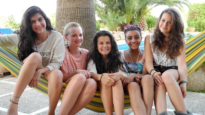 Buse, Maja, Louisa, Bianca und Weya genießen den Urlaub ohne Eltern in ihrer Villa auf Mallorca. – Bild: ZDF