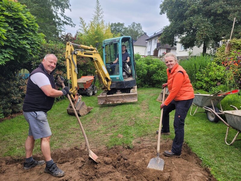Familie Hirsch-Sallmann möchte ihren Hanggarten begradigen, um ihn besser nutzen zu können. Die Gartenprofis Frank Egger und Dennis Thiele haben unterschiedliche Ideen, wie man das verwirklichen kann. Welches Konzept sagt der Familie mehr zu? – Bild: ZDF