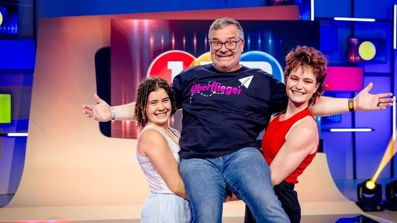 Zu Gast sind Nikita und Ela, die an einer Schule für Artistik trainieren. Mit einer Kür am Vertikaltuch zeigen sie im Studio ihr Können. – Bild: ZDF/​Ruppografie – Nadine Rupp