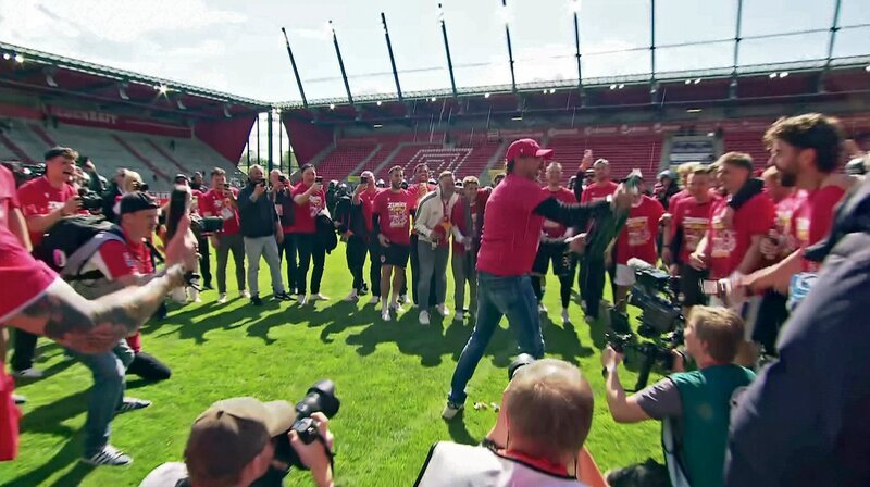 Die rbb-Reportage begleitet Energie Cottbus auf dem Weg in die 2. Bundesliga und fragt, ob Stadt und Region dafür bereit sind. Aufstiegsfeier Energie Cottbus. – Bild: rbb/​Manfred Hagbeck