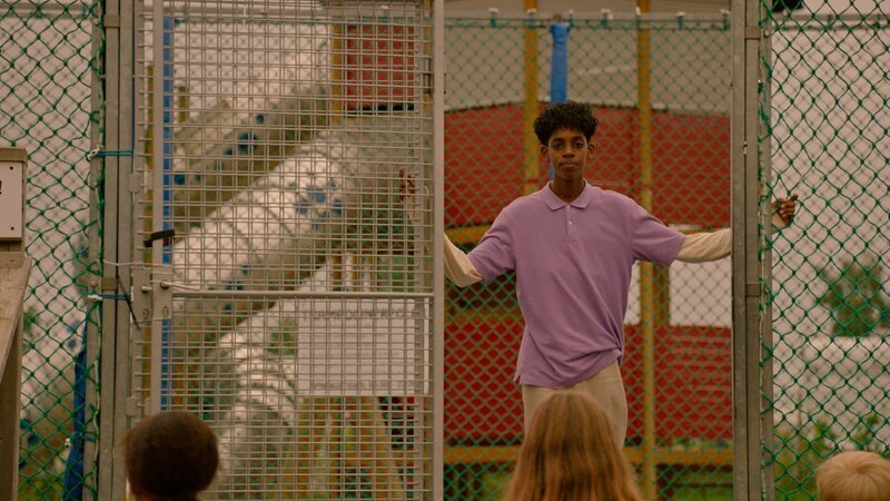 William (Caleb Kebreab) lässt nicht mit sich reden: Kein Zutritt zum Trampolin! – Bild: WDR/​Annicken Aasheim/​Alvilde Naterstad