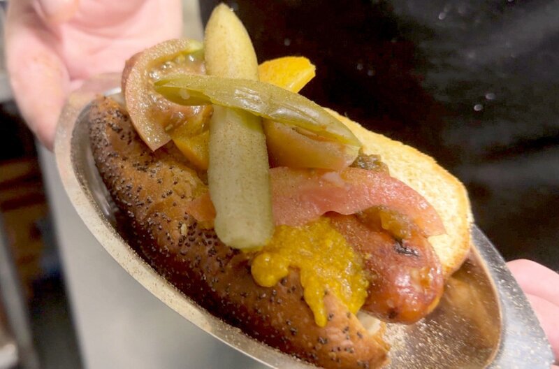 Der Hotdog ist ein echter Klassiker der amerikanischen Küche und wird in Chicago nicht nur als schneller Snack in der Mittagspause geschätzt. – Bild: ARTE F /​ Elephant Doc