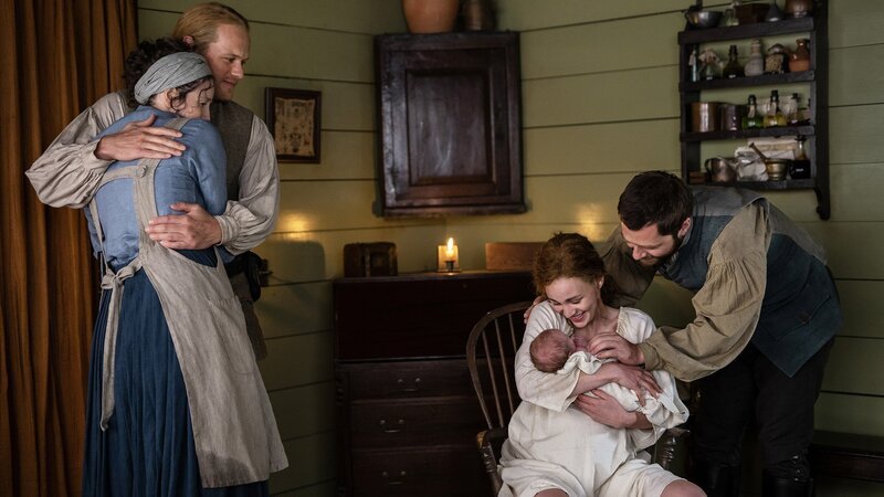 Glückseliger Moment auf Fraser’s Ridge: Caitriona Balfe als Claire Randall, Sam Heughan als Jamie Fraser, Sophie Skelton als Brianna Randall Fraser, Richard Rankin als Roger Wakefield – Bild: SRF/​Sony Pictures Television Inc.