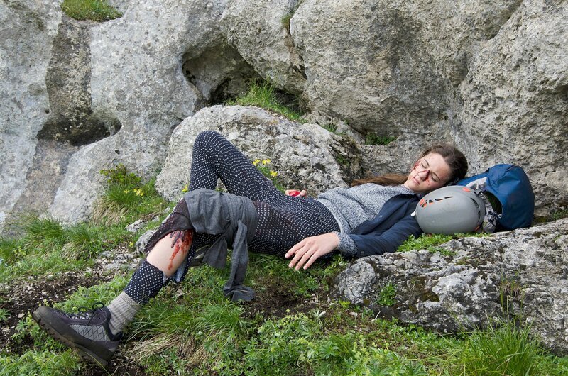 Von ihren Eltern unbemerkt, hat sich Leni (Ava Montgomery) von der Wandergruppe entfernt und ist schwer gestürzt. – Bild: ORF/​ZDF/​Thomas R. Schumann