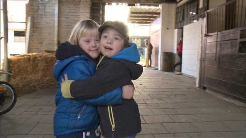 Noah und Johann sind die besten Freunde und gehen jede Woche gemeinsam reiten. – Bild: WDR/​Die Sendung mit dem Elefanten