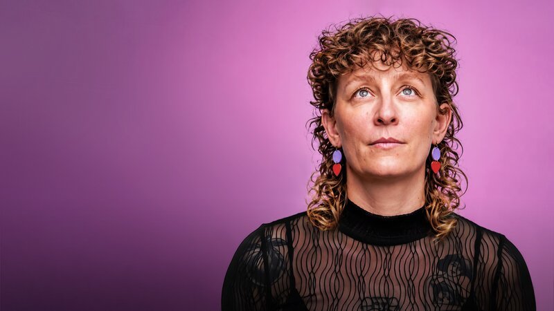 Die Perimenopause beginnt oft früher als gedacht – und bleibt häufig unerkannt. Host Svenja Post aka „Tante Kante“ begibt sich auf Spurensuche: Was passiert im Körper in der frühen Phase der Wechseljahre? Warum ist die Diagnose so schwierig? Was hilft wirklich? Eine ARD-Wissensdoku über eine neue Lebensphase, die viele Frauen betrifft.“ © SWR, honorarfrei – Verwendung gemäß der AGB im engen inhaltlichen, redaktionellen Zusammenhang mit genannter SWR-Sendung bei Nennung „Bild: SWR“ (S2+). SWR Presse/Bildkommunikation, Baden-Baden, Tel: 07221/929–26868, foto@swr.de – Bild: SWR / SWR Presse/Bildkommunikation Die Perimenopause beginnt oft früher als gedacht – und bleibt häufig unerkannt. Host Svenja Post aka „Tante Kante“ begibt sich auf Spurensuche: Was passiert im Körper in der frühen Phase der Wechseljahre? Warum ist die Diagnose so schwierig? Was hilft wirklich? Eine ARD-Wissensdoku über eine neue Lebensphase, die viele Frauen betrifft.“ © SWR, honorarfrei – Verwendung gemäß der AGB im engen inhaltlichen, redaktionellen Zusammenhang mit genannter SWR-Sendung bei Nennung „Bild: SWR“ (S2+). SWR Presse/Bildkommunikation, Baden-Baden, Tel: 07221/929–26868, foto@swr.de – Bild: SWR / SWR Presse/Bildkommunikation