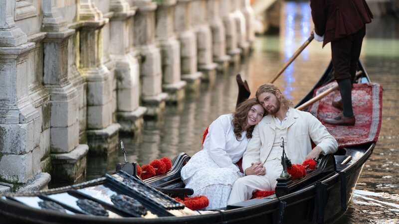 Es war die ganz große Liebe, als sich der junge Forsyte-Erbe Joylon (Danny Griffin) und die schöne Zofe Louisa (Eleanor Tomlinson) in Venedig begegneten. Aus Pflichtgefühl zur Familie kehrte Joylon nach London zurück und heiratete standesgemäß. Doch dann begegnet er nach einem Jahrzehnt zufällig seiner unvergessenen Liebe wieder und alles gerät ins Wanken. – Bild: ZDF