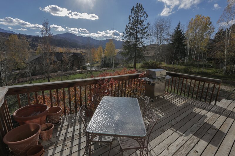 Beautiful mountain views are seen from the deck of the Saddleback House in Park City, Utah, as seen on HGTV’s Mountain Life. – Bild: HGTV/​Scripps Networks, LLC.