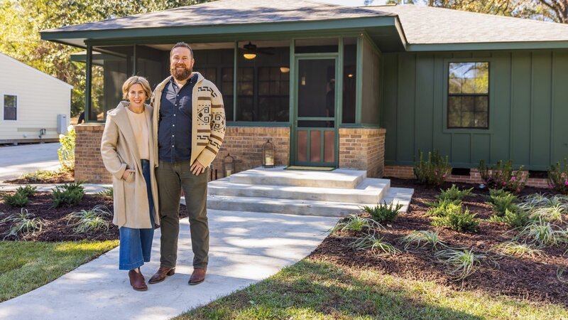 Ben and Erin Napier pose in front of the new Meyer house, as seen on Home Town, Season 8. – Bild: Warner Bros. Discovery, Inc.