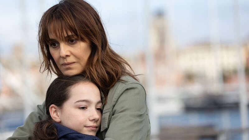 Petra Delicato (Paola Cortellesi) verabschiedet sich von Marina (Nina Sciarappa), der Tochter ihres ehemaligen Lebensgefährten Marco. – Bild: ZDF