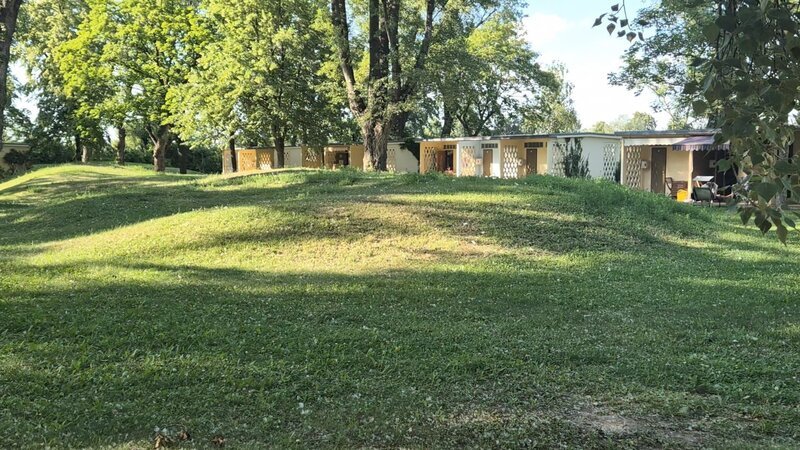 Die Kabanen im Gänsehäufel, dem Donau-Strandbad von Wien. Urlaub im Strandbad für kleines Geld. – Bild: ZDF