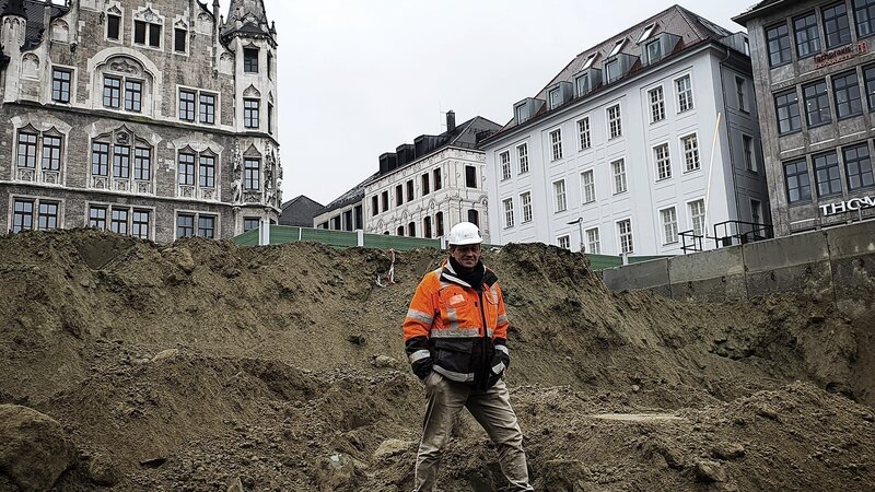 Beaufsichtigung der Arbeiten auf der Baustelle – Bild: Warner Bros. Discovery