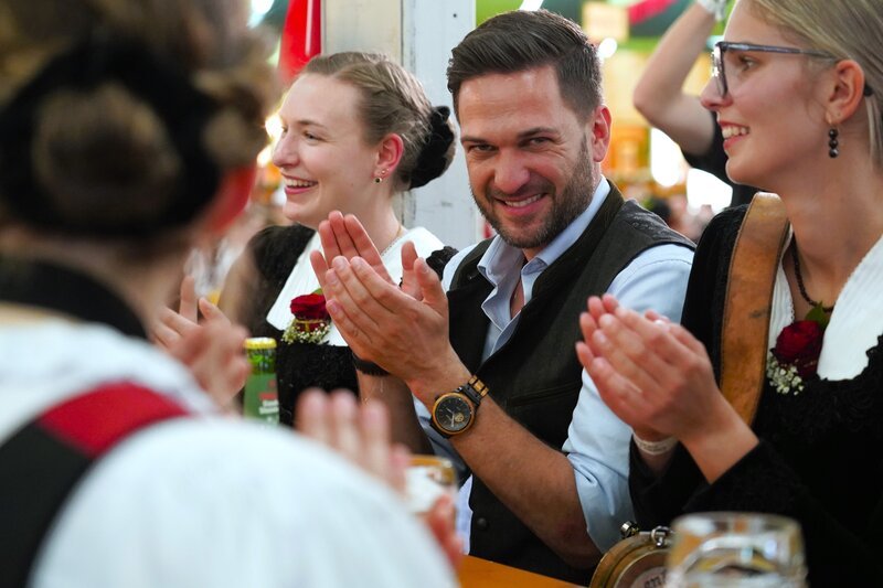 Heimatleuchten Moderator Richard Deutinger am Gauder Fest – Bild: Lena Moik /​ ServusTV /​ Degn Film