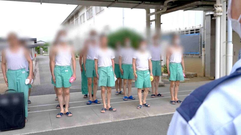 Militärischer Drill bestimmt im Gefängnis von Osaka den Alltag. Die Häftlinge marschieren im Gleichschritt, führen Appelle aus und dürfen nicht ohne vorherige Erlaubnis sprechen. – Bild: ZDF