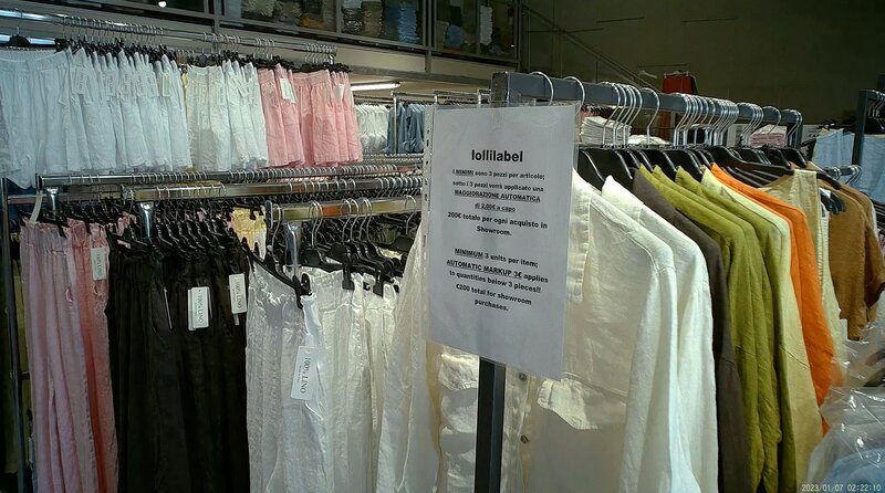 Verkaufsraum für chinesische Fast Fashion in Prato. – Bild: WDR/​Eisenhart Docs /​ WDR Kommunikation/​Redaktion Bild