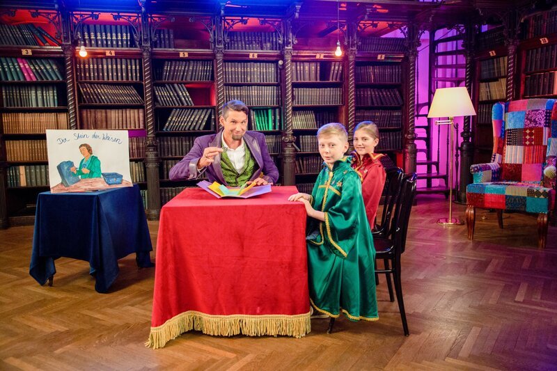 Tristan zeigt Nikodemus und Lina, wie man Gold macht. Ein einfacher Zaubertrick reicht aus! Wetten? – Bild: ORF/​Tower10/​Kids TV/​Andreas Hagemann